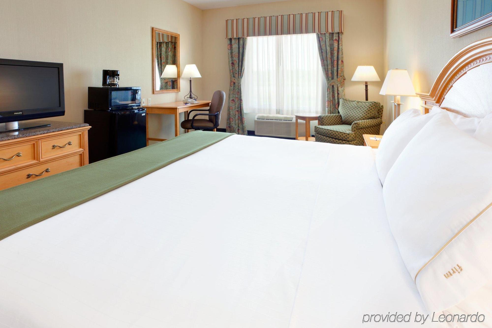 Holiday Inn Express Hotel & Suites Watertown - Thousand Islands, An Ihg Hotel Room photo